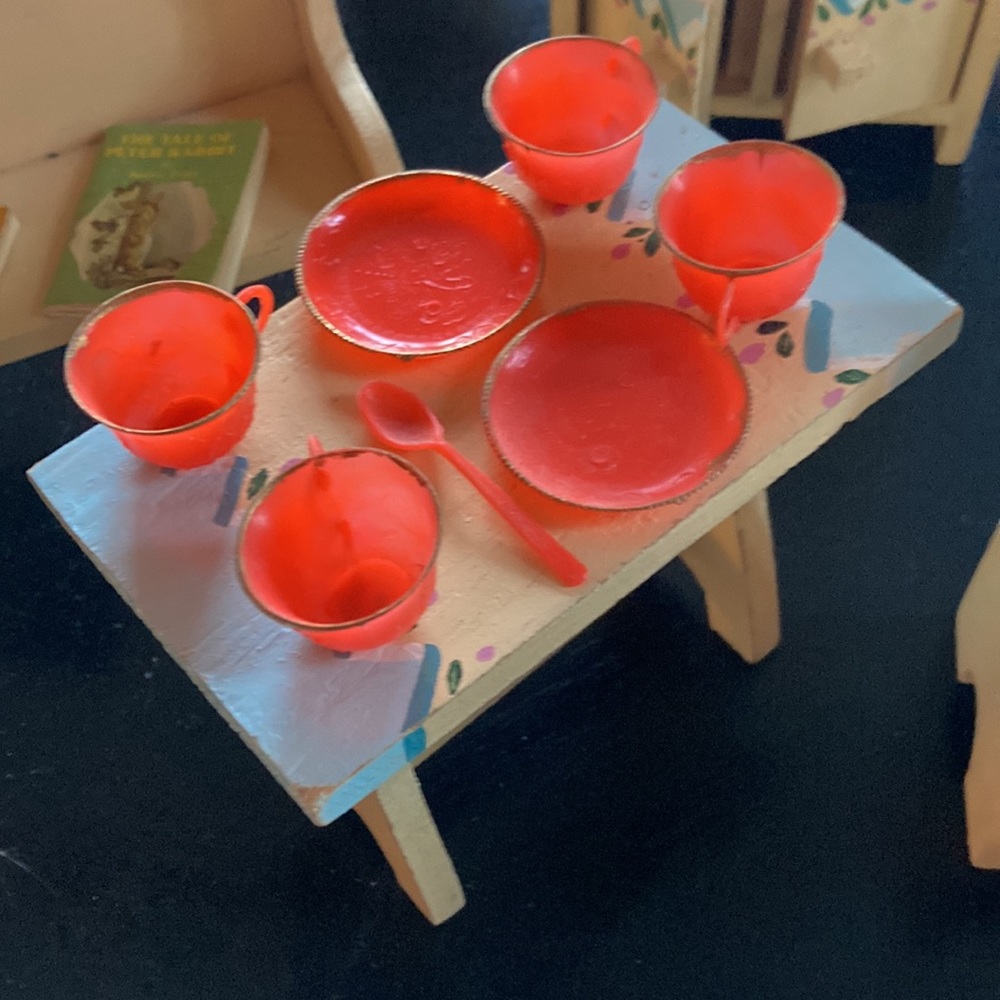 Vintage handmade doll house furniture with dishes & mini books ❤️❤️ - Picture 4 of 12